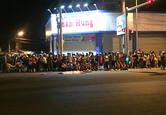 Hai xe may bi oto tai cuon vao gam anh 1