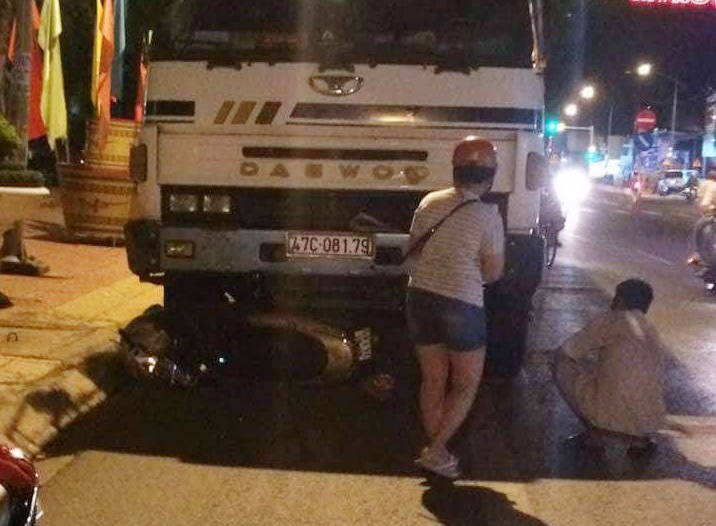 Oto tai cuon 2 xe may dung cho den do vao gam hinh anh