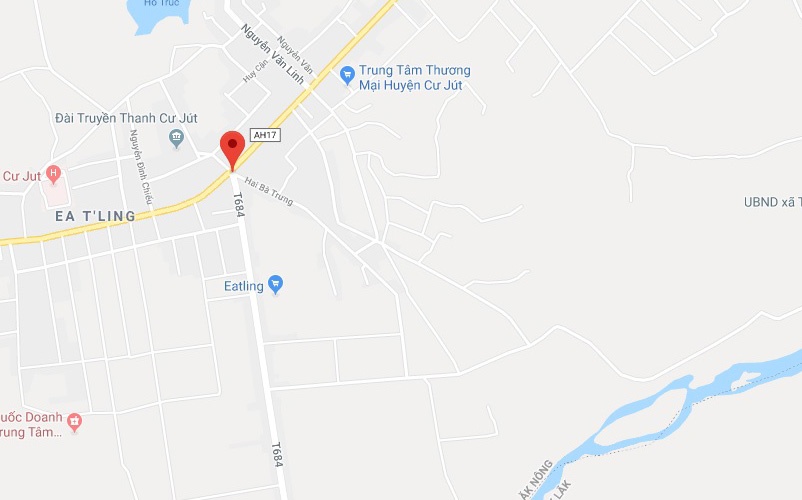 Hai xe may bi oto tai cuon vao gam anh 2