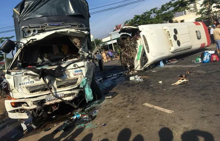 Oto khach doi dau xe tai gan Da Lat, 1 nguoi chet, 10 bi thuong hinh anh