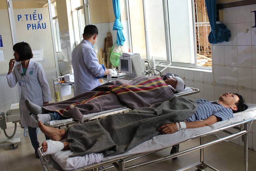 Oto khach doi dau xe tai tren quoc lo 20 anh 2