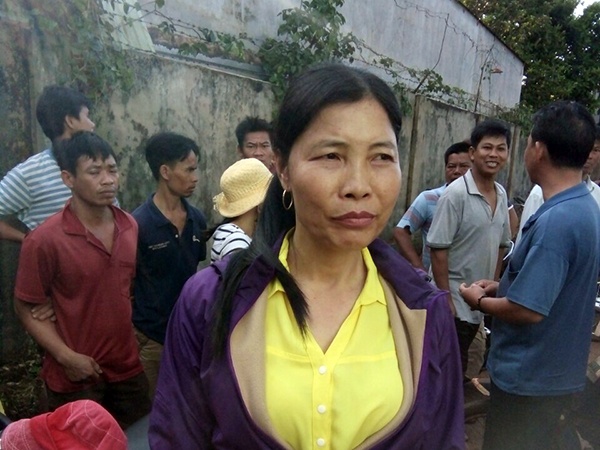 Mot phu nu bit mat bat coc chau be 5 tuoi bi nguoi dan tom gon hinh anh