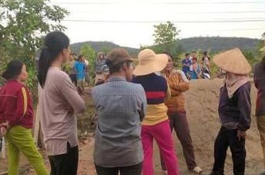 Ba nguoi di chan bo bi set danh thuong vong hinh anh