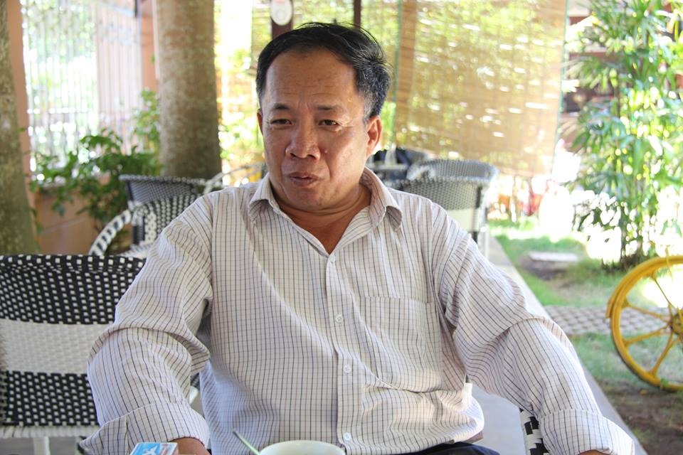 Buoc thoi viec thay giao danh hoc sinh bam mat hinh anh