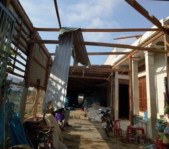 Mua lon kem loc xoay khien 1 nguoi chet, hang tram ngoi nha toc mai hinh anh