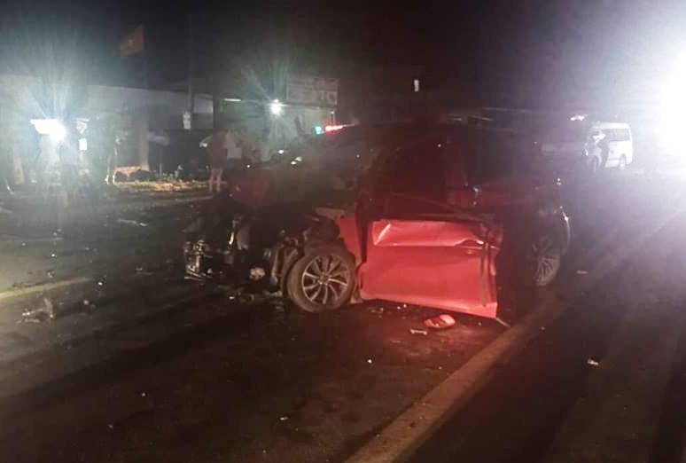 Nguoi dan cat cua dua thi the tai xe oto ra ngoai sau tai nan hinh anh