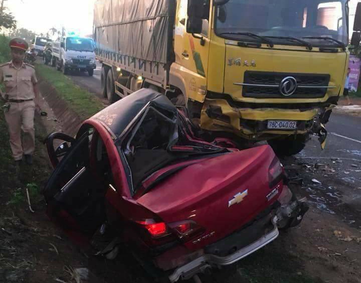 Ôtô tông trực diện xe tải ảnh 1 Oto tong truc dien xe tai anh 1