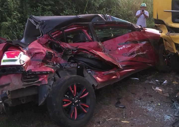 Oto doi dau xe tai, mot nguoi tu vong hinh anh