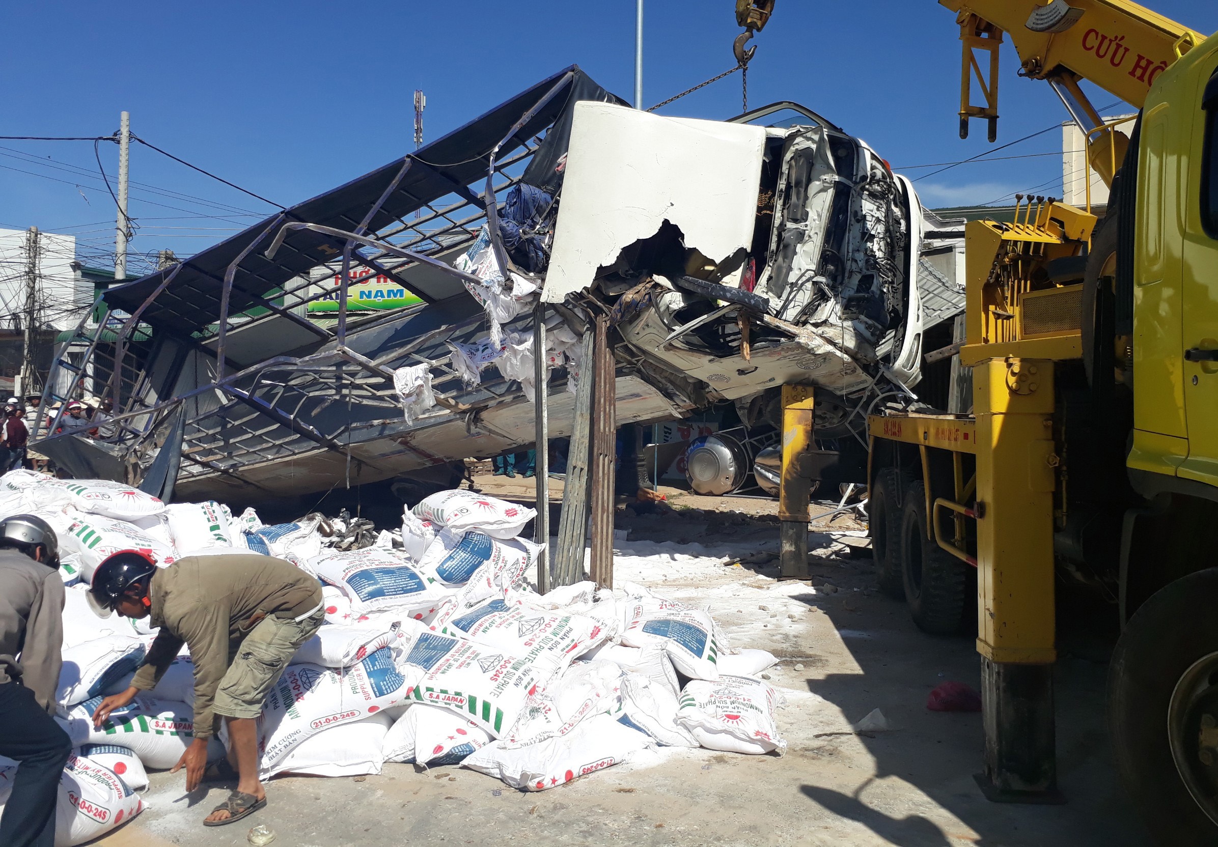 Xe tai tong chet 5 nguoi khong bi mat thang hinh anh