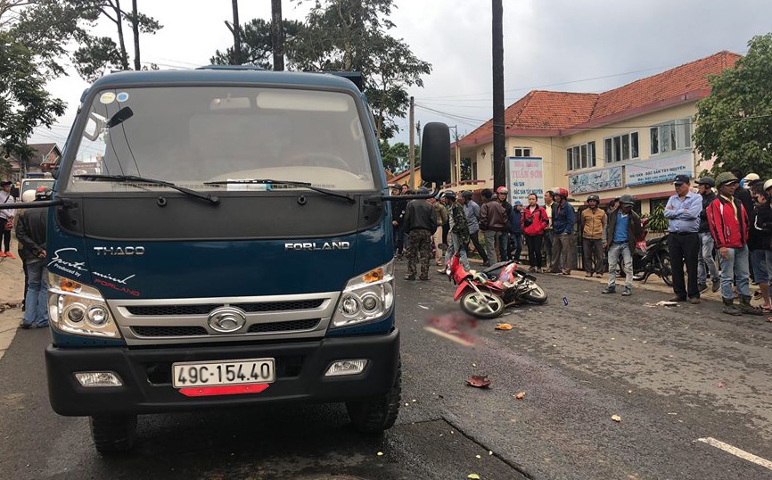 Va cham voi xe tai, nguoi dan ong o Da Lat tu vong tai cho hinh anh