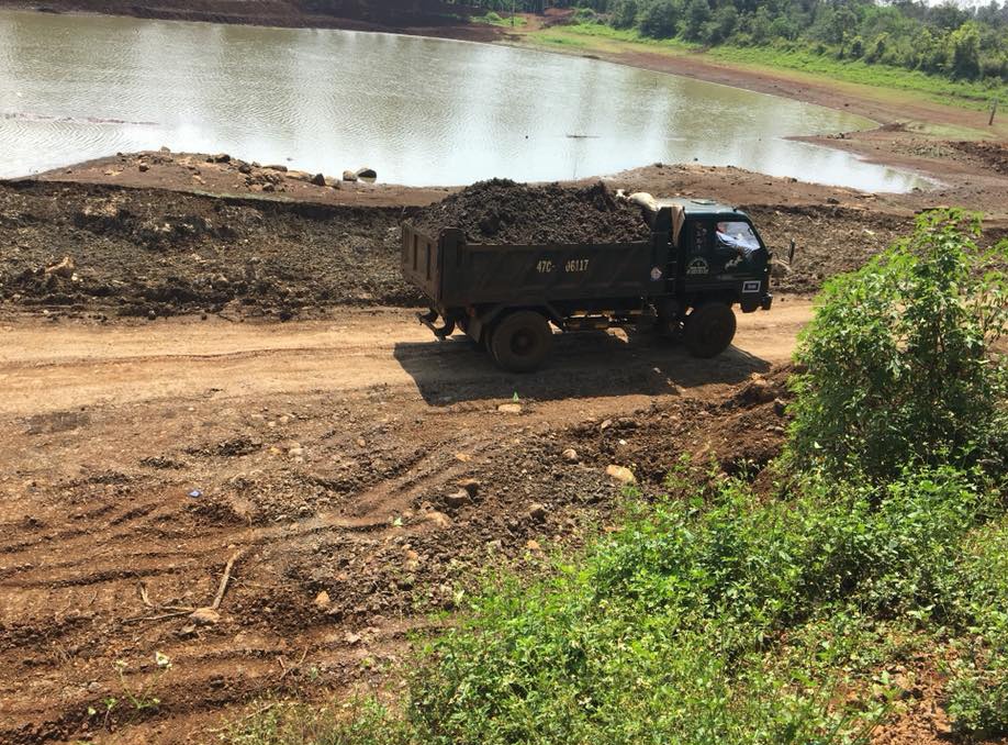 Pho chu tich xa bi to lan chiem dat ho thuy loi trai phep hinh anh