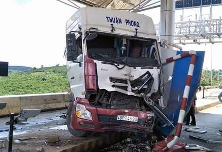 Xe dau keo tong sap phong thu ve tram BOT hinh anh