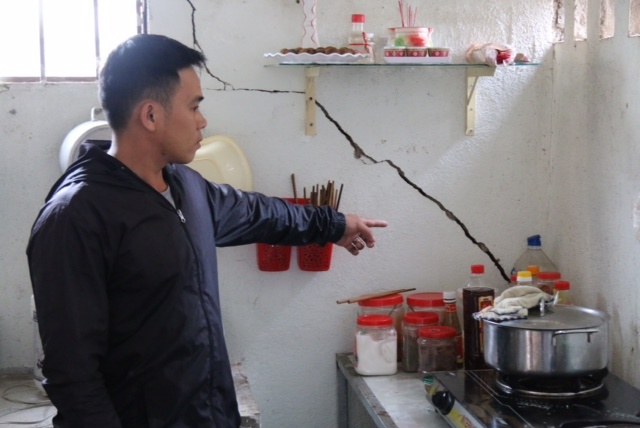 Nguoi dan to don vi no min xay thuy dien lam nut nha hinh anh