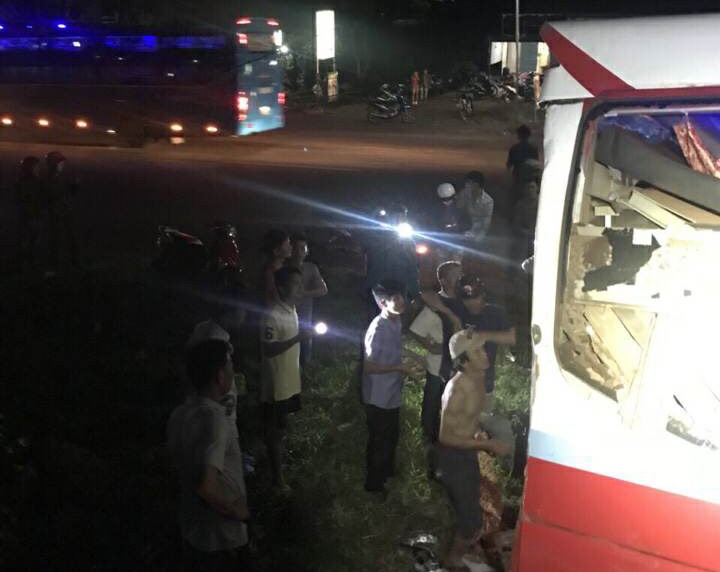 Xe dau keo container tong oto khach, 10 nguoi bi thuong hinh anh