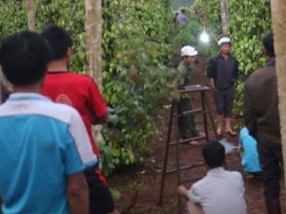 Nguoi dan ong chet trong ray voi vet mau tren mieng hinh anh