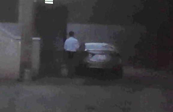 Bi thu huyen vao nha nghi voi can bo anh 1