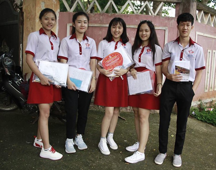 Nu sinh bi cua chan quyet tam thi do Dai hoc Luat TP.HCM hinh anh