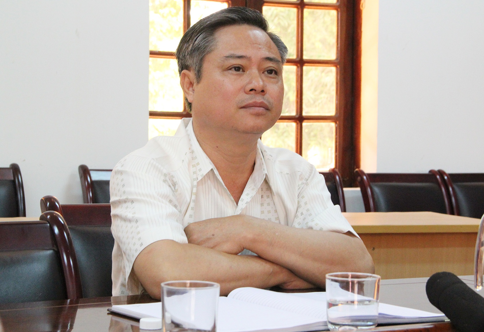 Bi thu vao nha nghi voi can bo anh 1