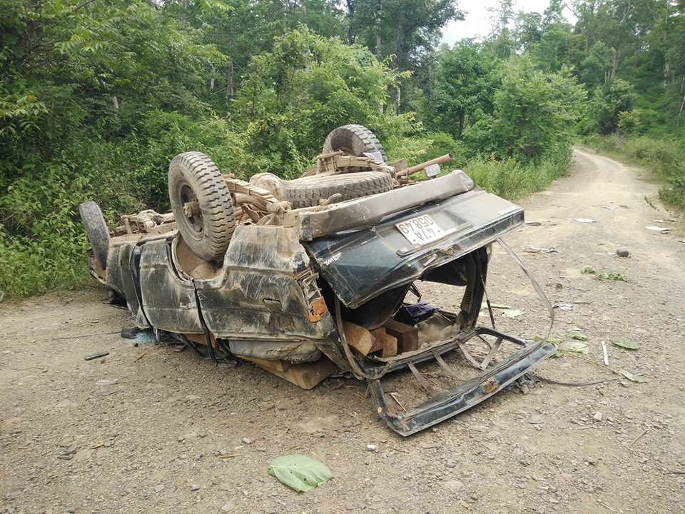 Thi the hai nguoi dan ong khong nguyen ven ben xe go lau hinh anh