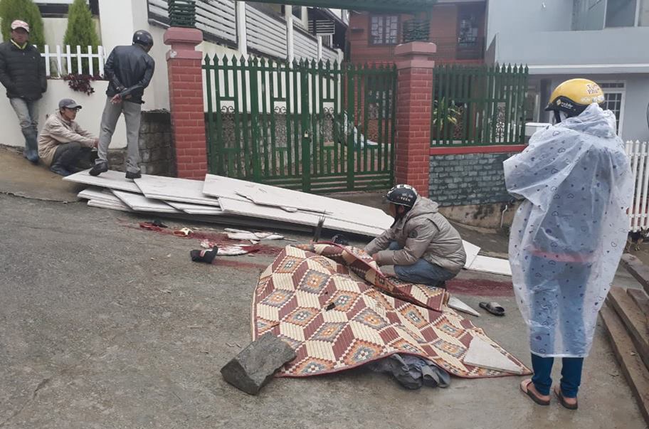 Hai nguoi boc hang bi vat lieu xay dung de chet hinh anh