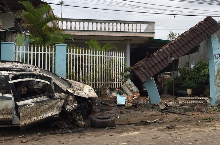 Oto lao vao nha dan, 4 nguoi bi thuong hinh anh