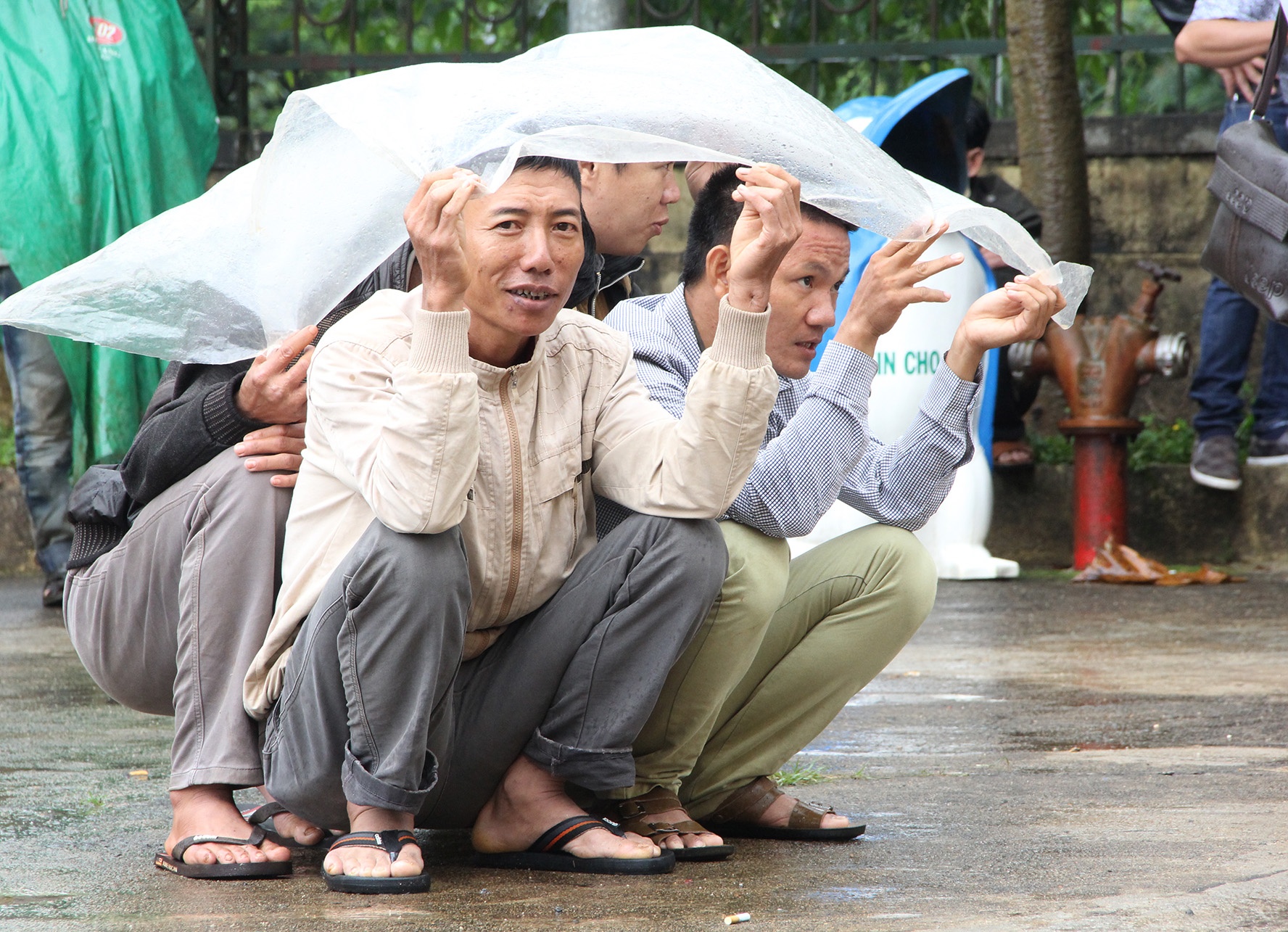 Nguoi dan mac ao mua theo doi phien xu Dang Van Hien hinh anh
