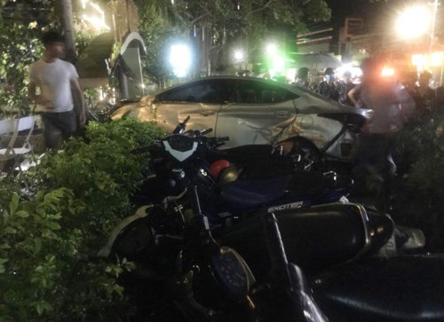 Oto lao vao quan ca phe anh 2