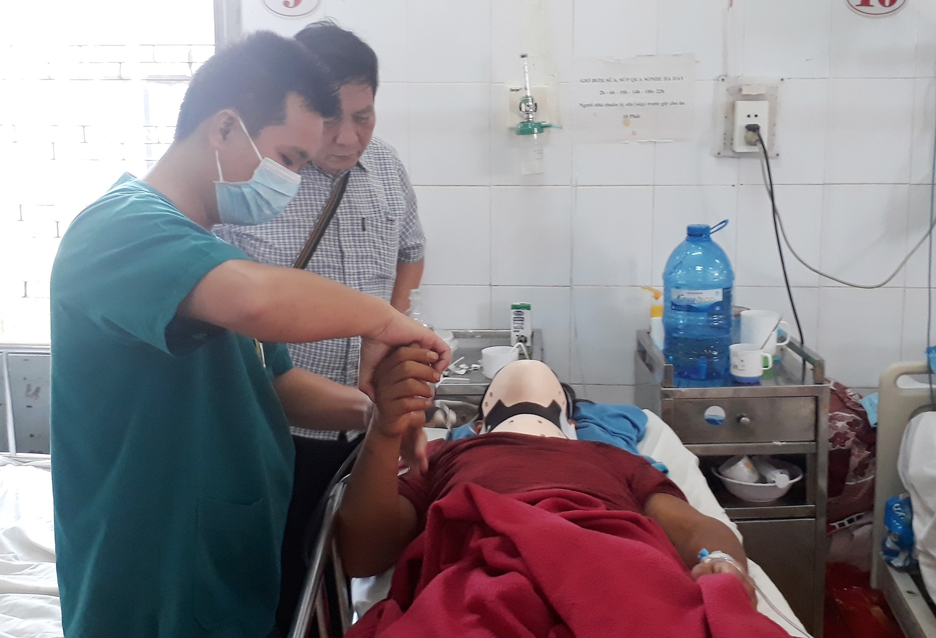 Nan nhan nam la liet sau vu va cham giua hai xe khach hinh anh