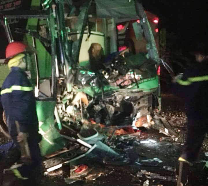 25 nguoi bi thuong sau va cham giua 2 xe khach hinh anh