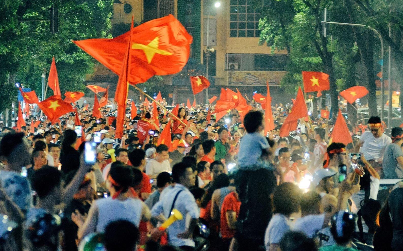 Nguoi ham mo do ra duong mung chien thang cua tuyen Olympic Viet Nam hinh anh