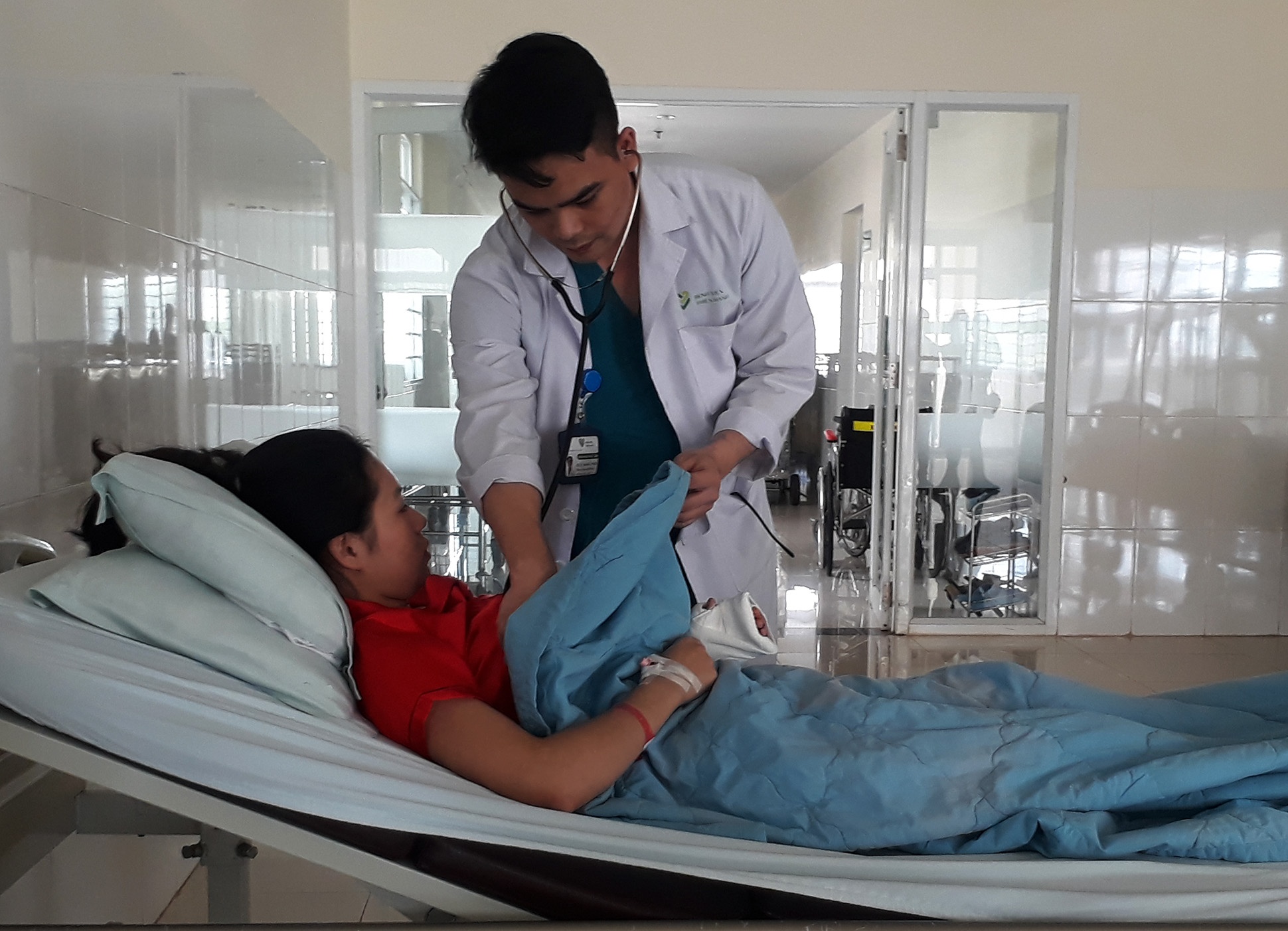 Nhan vien ban quan ao bi doi nam nu dam nhieu nhat hinh anh