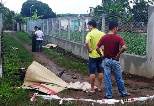 Phat hien thi the 2 thanh nien chet bat thuong ben duong hinh anh