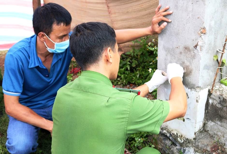2 thanh nien chet ben duong voi nhieu vet thuong hinh anh