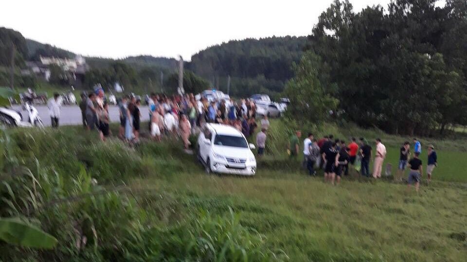 Oto nghi cho ma tuy huc xe canh sat giao thong hinh anh