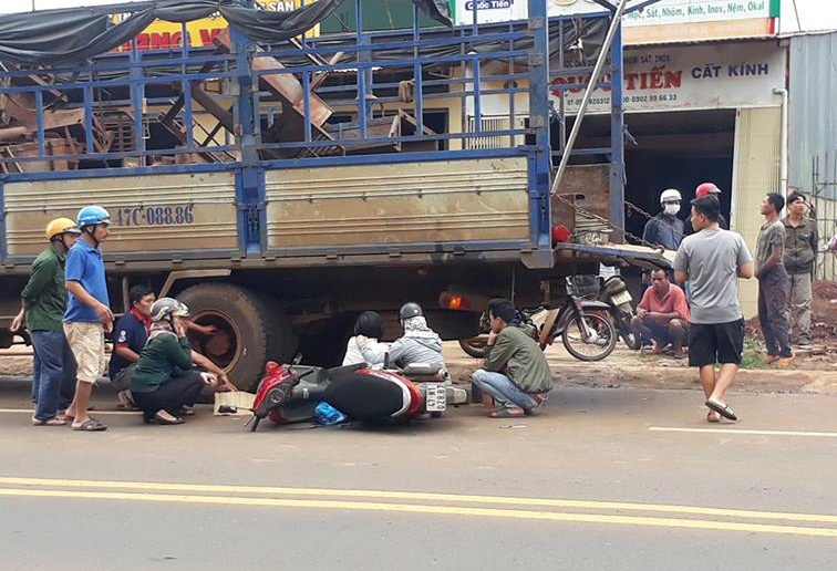 Nguoi dan ong tong vao duoi oto tai tu vong hinh anh