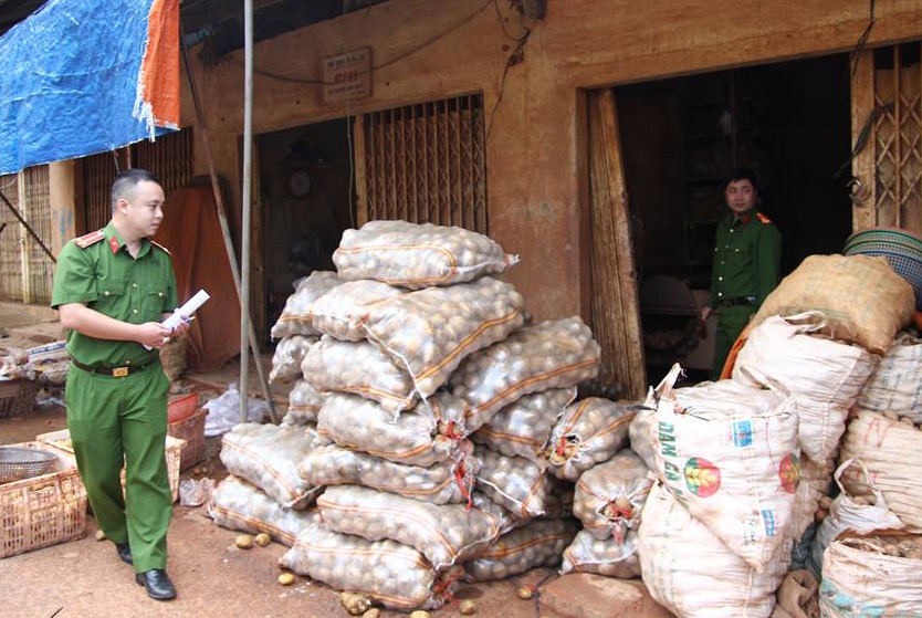 Tron dat khoai tay Trung Quoc thanh khoai tay Da Lat anh 2