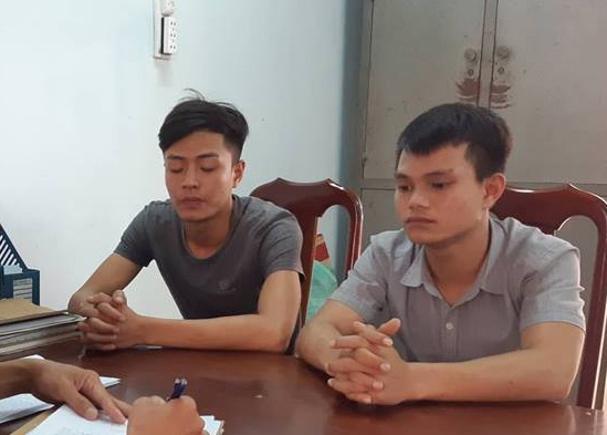 Tam giu 2 nghi can chem thanh nien dut lia chan hinh anh