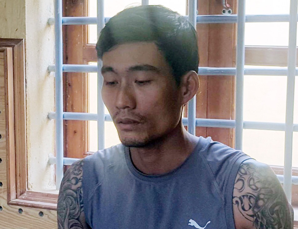 Bat thanh nien cam dau nhom bao ke sau rieng hinh anh