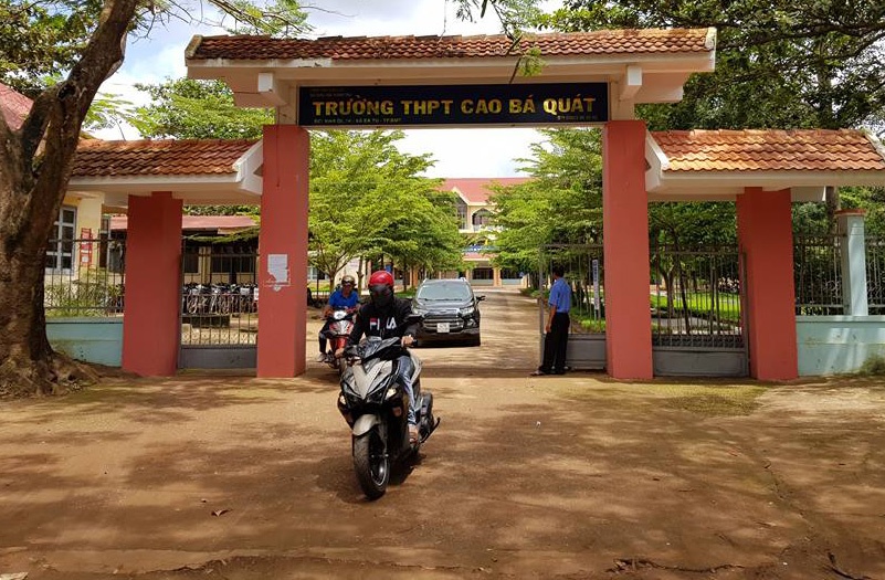 Học sinh dẫn người đánh thầy giáo ảnh 1 Hoc sinh dan nguoi danh thay giao anh 1