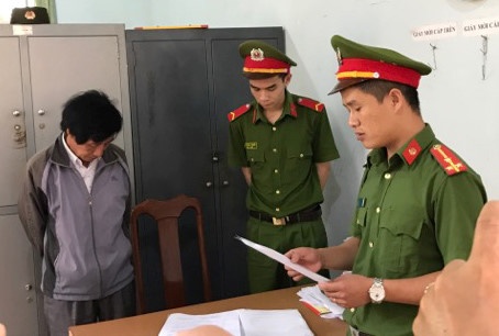 Hieu truong nhan hon 1 ty de chay viec hinh anh