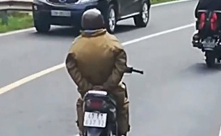 Nguoi dan ong buong hai tay khi chay xe xuong deo Prenn hinh anh