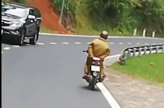 Nguoi dan ong tha hai tay khi do deo Prenn hinh anh