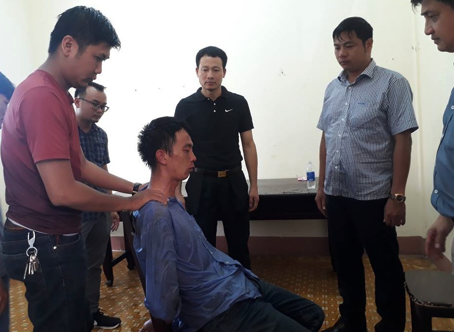 Giai cuu con tin bi ga trai khong che trong nha hoang hinh anh