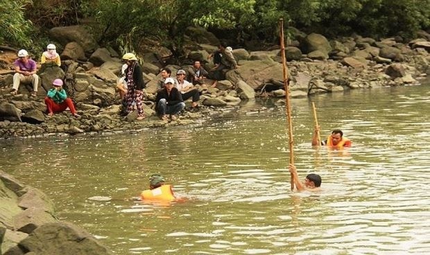 Me lao xuong ao cuu con, ca hai thiet mang hinh anh