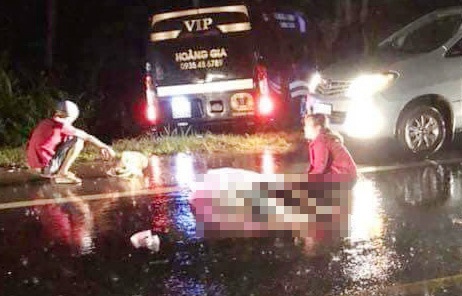 Va cham voi oto, hai thanh nien tu vong tai cho hinh anh