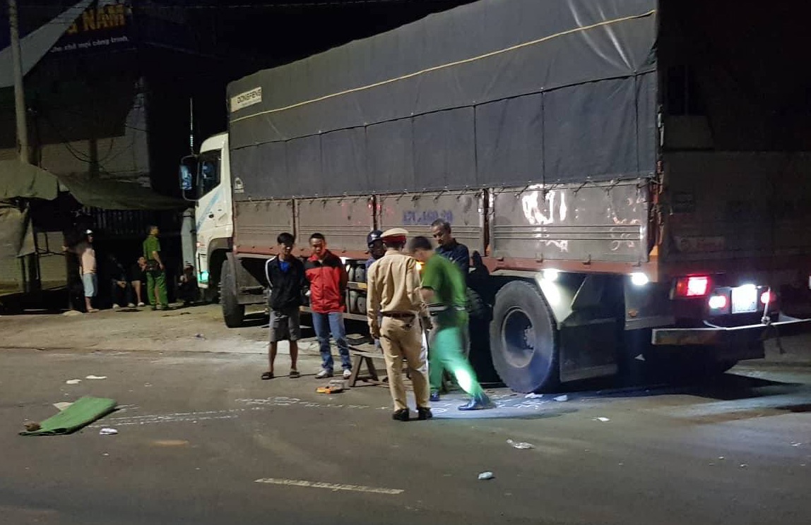 Nguoi dan ong tong vao duoi xe tai tu vong hinh anh