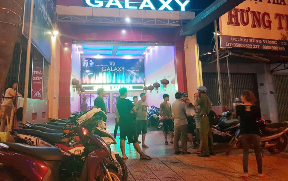 Hai nhom lao vao hon chien trong luc hat karaoke hinh anh