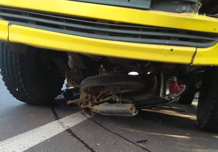 Va cham voi xe tai, nguoi phu nu vang xuong muong tu vong hinh anh