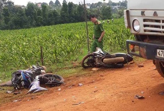 Hai thanh nien tu vong khi tong vao xe tai cho dat hinh anh