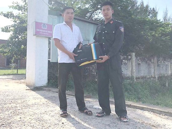 Cong an tra lai 400 trieu dong anh 1